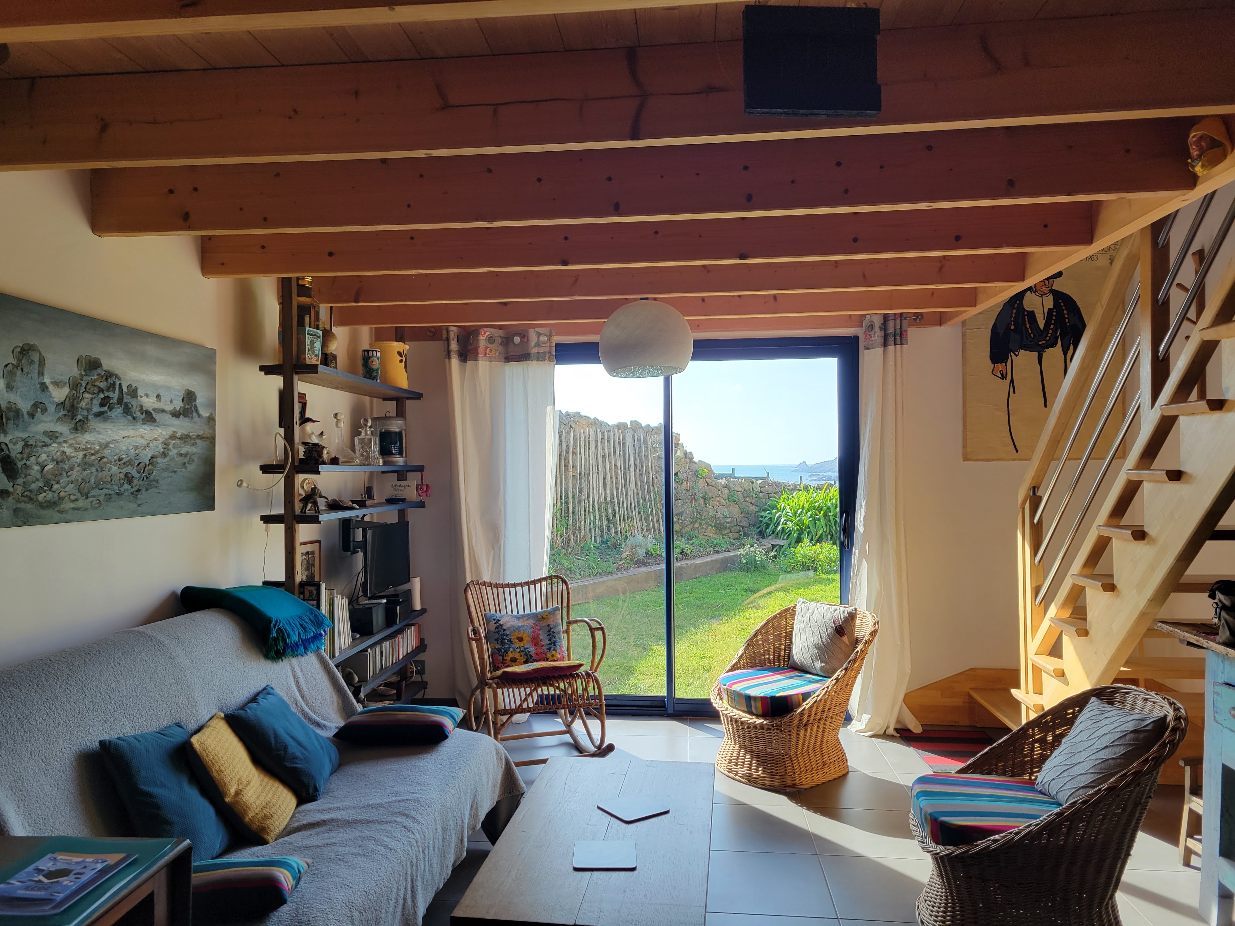 Salon avec vue sur le jardin et la mer